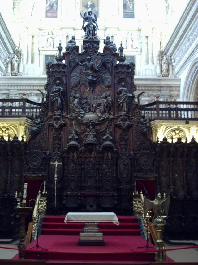 P5230232 Erezetel van de bisschop in het koor van de kathedraal - Mezquita - Cordoba